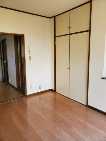 パラシオンNの居間・リビング|とても収納力があります。