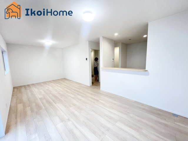 神戸市西区大沢第1　4号棟　新築戸建の居間・リビング|【ホームページに現地動画掲載中】●年中無休：当日予約可●広々約19帖のLDKでご家族団らんの時間を♪