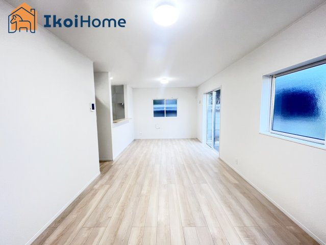 神戸市西区大沢第1　4号棟　新築戸建の居間・リビング|【ホームページに現地動画掲載中】●年中無休：当日予約可●明るく開放感もある1階18.6帖のLDKです。