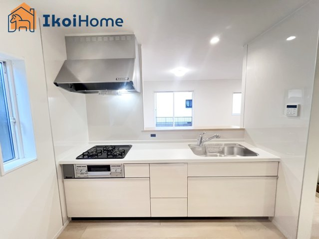 神戸市西区大沢第1　4号棟　新築戸建のキッチン|【ホームページに現地動画掲載中】●年中無休：当日予約可●人気の対面式キッチン！使いやすさも◎