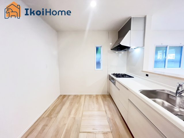 神戸市西区大沢第1　4号棟　新築戸建のキッチン|【ホームページに現地動画掲載中】●年中無休：当日予約可●便利な床下収納庫完備のキッチン！