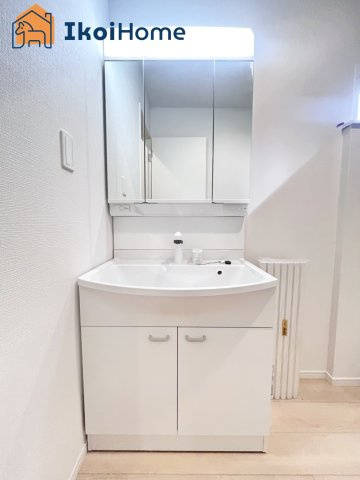 神戸市西区大沢第1　4号棟　新築戸建の洗面所|【ホームページに現地動画掲載中】●年中無休：当日予約可●洗面は便利な３面鏡。ゆったりワイドシンク仕様