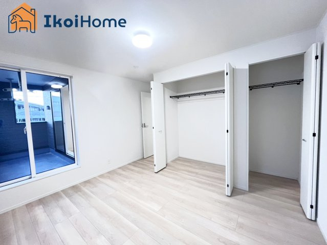 神戸市西区大沢第1　4号棟　新築戸建の寝室|【ホームページに現地動画掲載中】●年中無休：当日予約可●バルコニーに面した明るいお部屋です♪