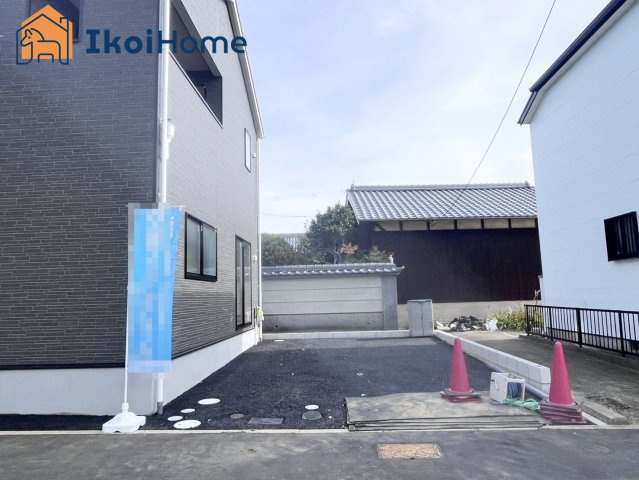 神戸市西区大沢第1　4号棟　新築戸建の駐車場|【ホームページに現地動画掲載中】●年中無休：当日予約可●お車並列で2台駐車可能！整備された歩道あり