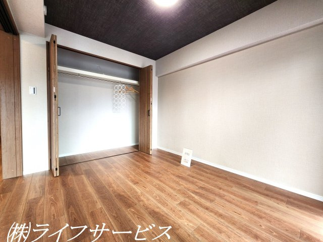 【洋室】 | 三国ハイツ | 洋室６帖／ワイドなクローゼットあり！南向きの陽当り良好のお部屋です！