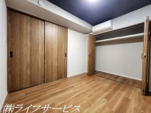 【洋室】 | 三国ハイツ | 洋室4.9帖／ワイドなクローゼットあり！エアコン設置済！