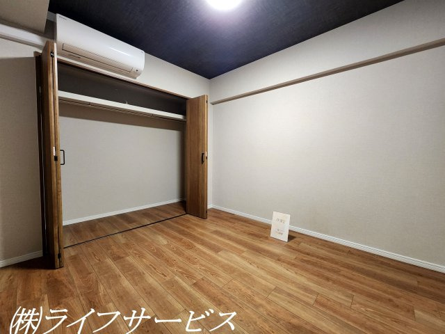 【洋室】 | 三国ハイツ | 洋室4.9帖／ワイドなクローゼットあり！エアコン設置済！
