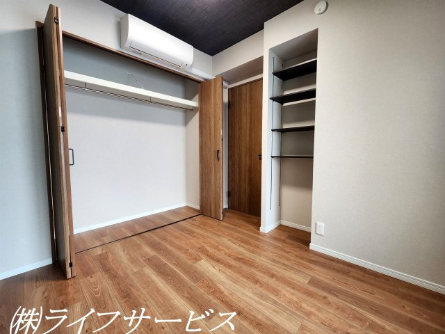 【洋室】 | 三国ハイツ | 洋室4.3帖／ワイドなクローゼットあり！エアコン設置済！