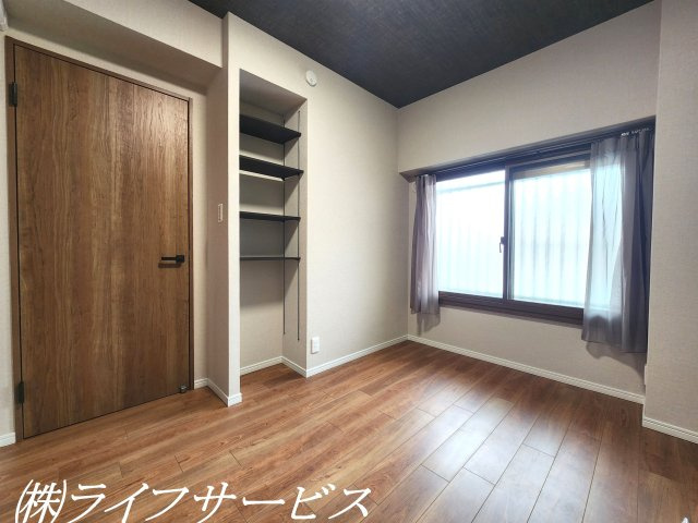 【洋室】 | 三国ハイツ | 洋室4.3帖／ワイドなクローゼットあり！エアコン設置済！