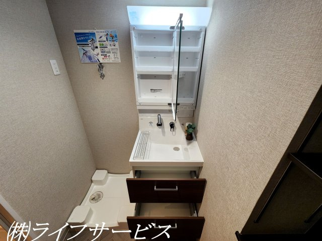 【洗面所】 | 三国ハイツ | シャワー付洗面化粧台／鏡の裏に小物類を収納できます！
