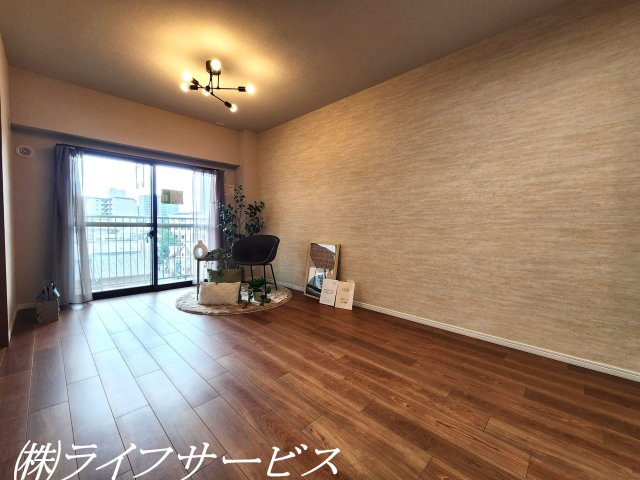 【居間・リビング】 | 三国ハイツ | 南向き・陽当り良好！室内リフォーム済につきすぐのご入居が可能！３ＬＤＫ・全居室収納有！