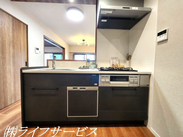 【キッチン】 | 三国ハイツ | システムキッチン／食器洗浄乾燥機、浄水器付の対面式キッチン