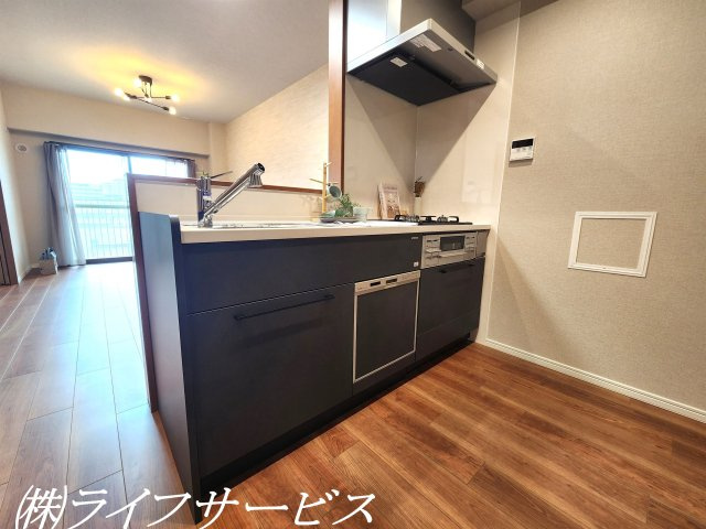 【キッチン】 | 三国ハイツ | システムキッチン／食器洗浄乾燥機、浄水器付の対面式キッチン