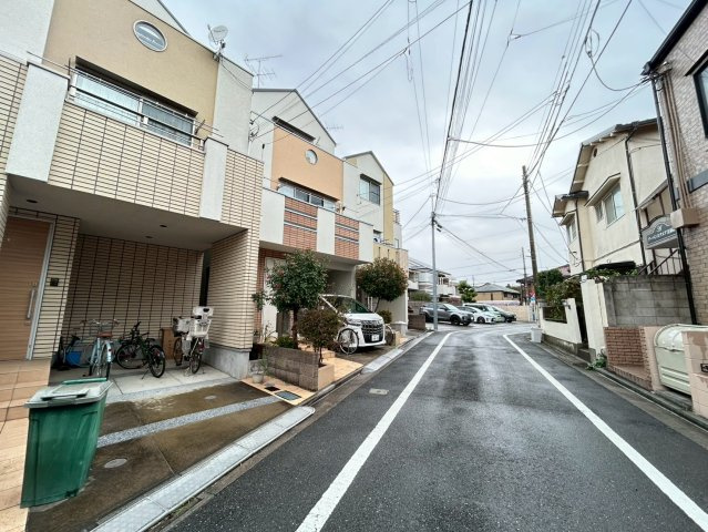 中野区江原町2丁目　中古戸建の外観|2025.10.24撮影

資料請求などお気軽にお問い合わせ下さい！
03-5990-5201