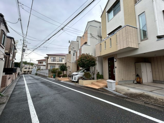 中野区江原町2丁目　中古戸建の前面道路含む現地写真|2025.10.24撮影

資料請求などお気軽にお問い合わせ下さい！
03-5990-5201