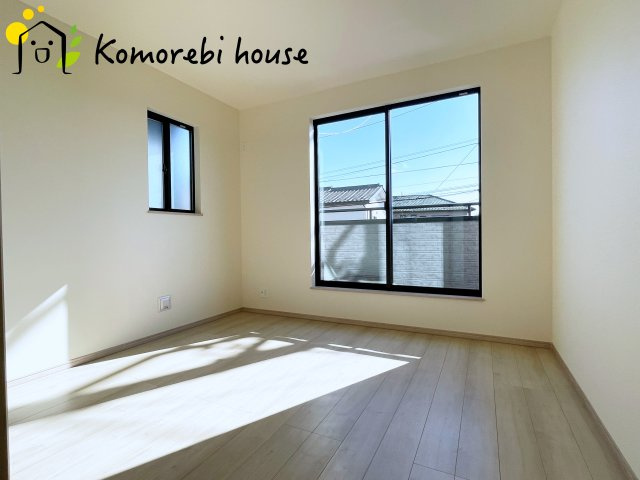さいたま市北区吉野町2丁目191番　新築一戸建て　ハートフルタウン　Aの洋室|明るい光が差し込む洋室は、寝室・子ども部屋・ワークスペースなど多用途に使える自由度の高い空間。家具の配置もしやすく、暮らしに合わせて柔軟に活用できます。