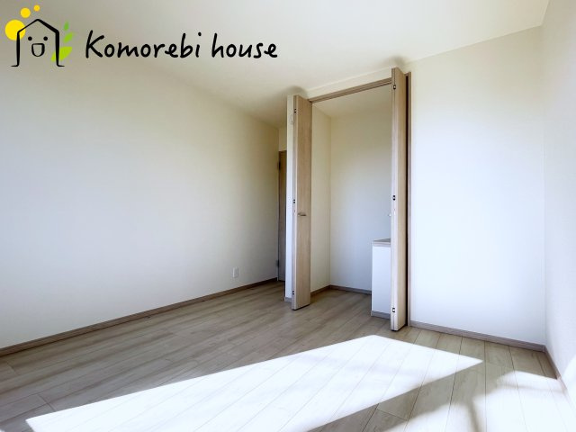 さいたま市北区吉野町2丁目191番　新築一戸建て　ハートフルタウン　Aの洋室|朝日がやさしく差し込み、読書も在宅ワークも心地よくこなせる明るい洋室。生活リズムに寄り添い、使い方に合わせて表情を変えてくれる一部屋です。