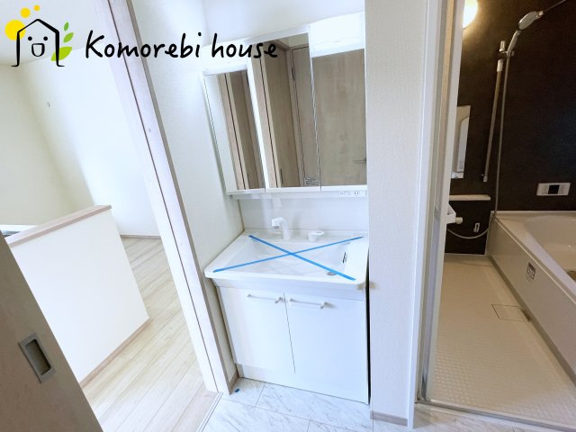 さいたま市北区吉野町2丁目191番　新築一戸建て　ハートフルタウン　Aの独立洗面台|白を基調とした清潔感のある洗面台。シンプルで上品なデザインが空間に明るさをプラスします。