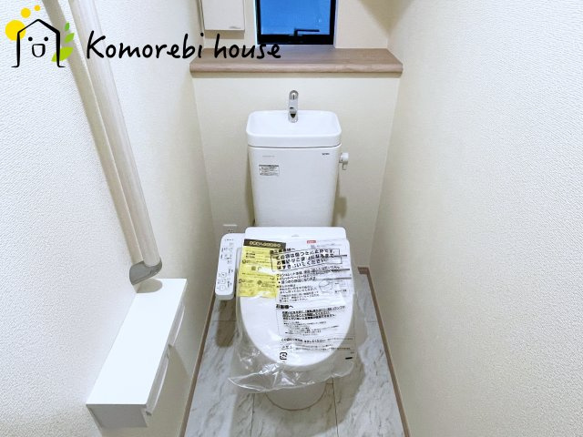 さいたま市北区吉野町2丁目191番　新築一戸建て　ハートフルタウン　Aのトイレ|温水洗浄機能（ウォシュレット）標準装備で、毎日のトイレ時間がより快適に。やさしい温水洗浄で清潔を保てるだけでなく、冬場のヒヤッと感を軽減する暖房便座も嬉しいポイント。