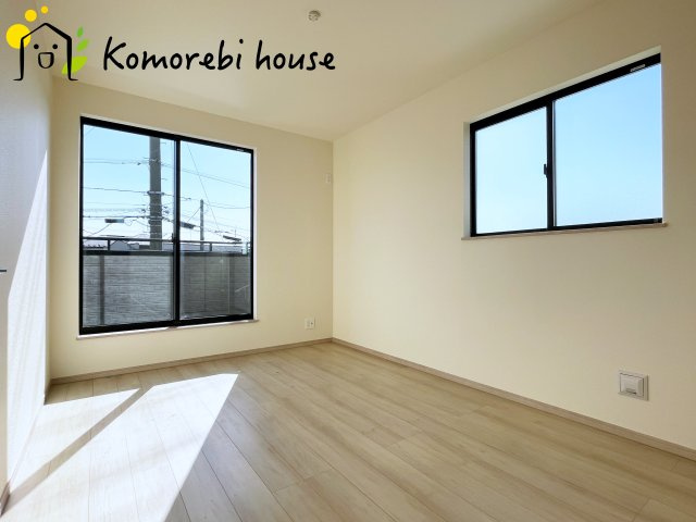 さいたま市北区吉野町2丁目191番　新築一戸建て　ハートフルタウン　Aの寝室|一日の疲れをゆっくり癒せる主寝室は、ベッドを置いてもゆとりある広さが魅力。収納完備で衣類もスッキリ収まり、静かで落ち着いた空間が快適な眠りをサポートします。