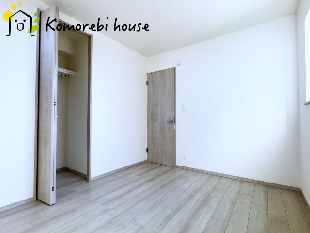 さいたま市北区吉野町2丁目191番　新築一戸建て　ハートフルタウン　Aの収納|ハンガーラック付き収納なら、コートやシャツもシワなく掛けられて毎日の身支度がスムーズ。見せたくないものは隠しつつ、使いやすさと整理整頓の両方を叶えます。