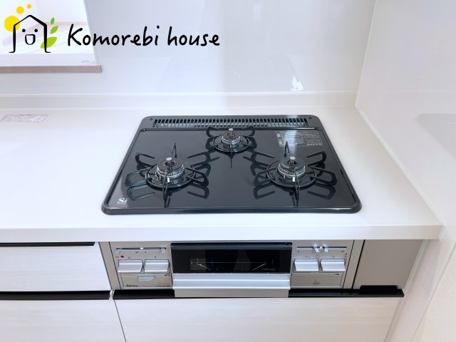 さいたま市北区吉野町2丁目191番　新築一戸建て　ハートフルタウン　Aのキッチン|同時調理が叶う3口コンロと便利なグリル付き。忙しい朝のお弁当作りも、夕食の複数メニューもスムーズにこなせる頼れる設備です。