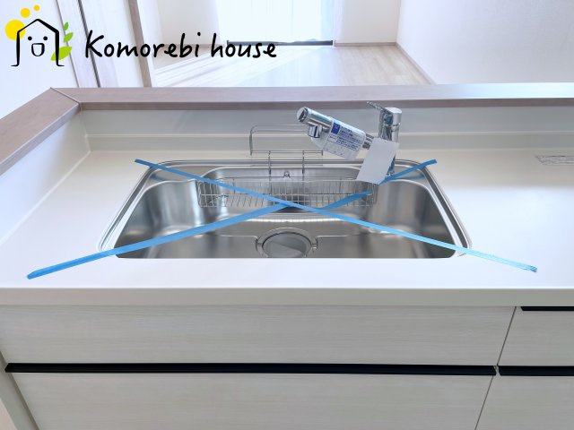 さいたま市北区吉野町2丁目191番　新築一戸建て　ハートフルタウン　Aのキッチン|浄水器一体型で、いつでも美味しいお水がそのまま使えるキッチンシンク。料理やコーヒーづくり、炊飯にも安心して利用でき、毎日の食卓が少し豊かに。