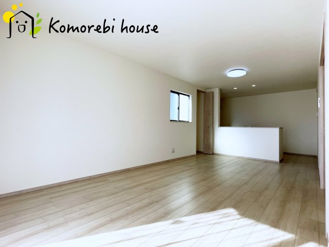 さいたま市北区吉野町2丁目191番　新築一戸建て　ハートフルタウン　Aの居間・リビング|縦に広がるLDKは、空間を効率的に使える設計。キッチンからリビング、ダイニングまで家族の気配を感じられます。