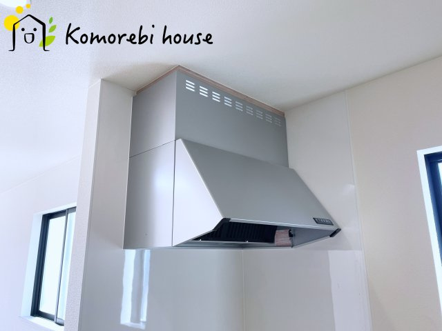 さいたま市北区吉野町2丁目191番　新築一戸建て　ハートフルタウン　Aのキッチン|吸引力の高いレンジフードが煙や匂いを素早く排出。揚げ物や炒め物も気兼ねなくでき、リビングに匂いを残しません。