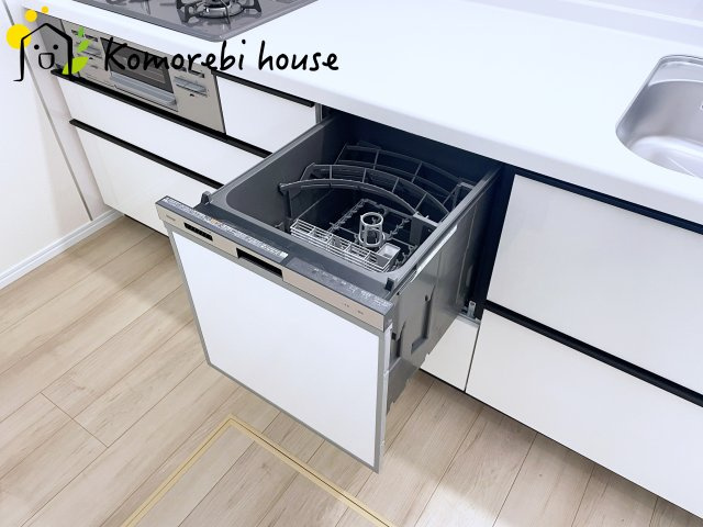 さいたま市北区吉野町2丁目191番　新築一戸建て　ハートフルタウン　Aのキッチン|忙しい毎日の食後も、食器洗いは食洗器におまかせ。家族が食事を楽しんでいる間に、洗浄・乾燥まで完了するから、片付けのストレスを減らしてリビングでの団らん時間をゆったり過ごせます。