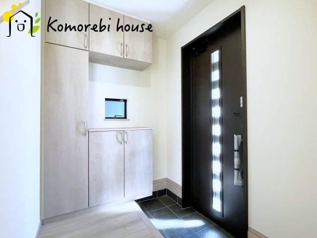 さいたま市北区吉野町2丁目191番　新築一戸建て　ハートフルタウン　Aの玄関|明るく使いやすい玄関で、家族の生活をスムーズに。収納や導線も配慮された万能空間です。