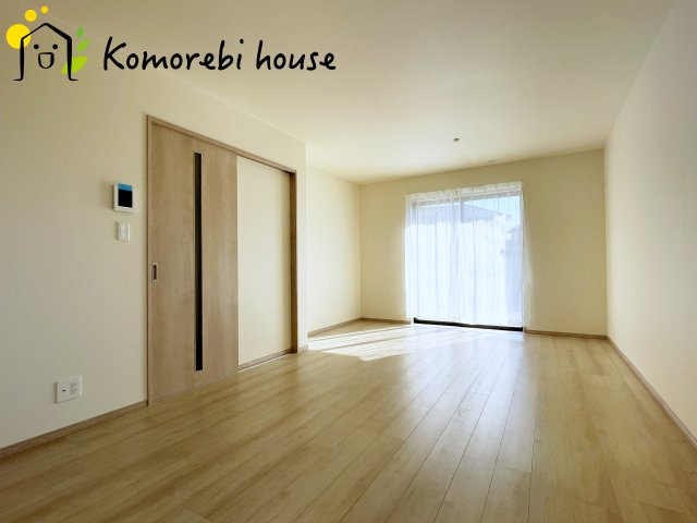 さいたま市北区吉野町2丁目191番　新築一戸建て　ハートフルタウン　Aの居間・リビング|高性能窓と断熱材を採用したLDKで、冷暖房効率アップ。家族が集まる時間も快適に過ごせるリビングです。