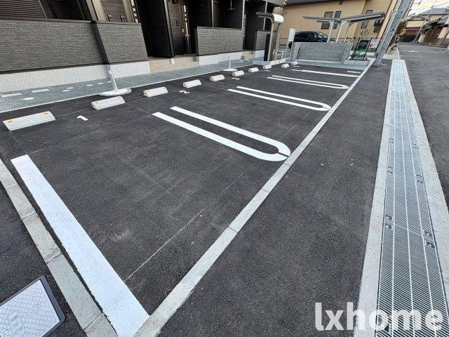 リバーサイドＷＨの駐車場