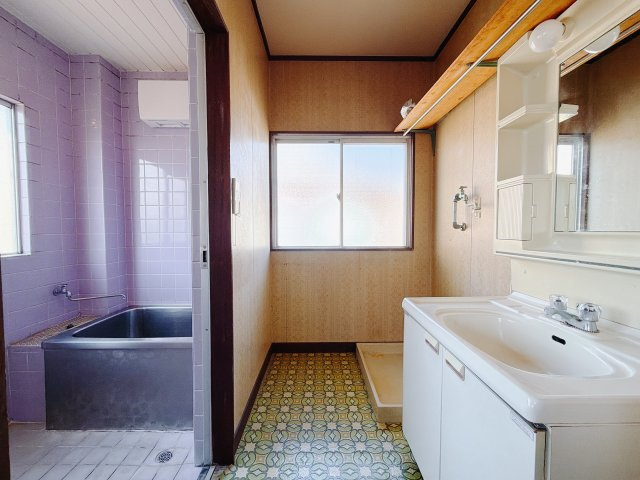 【中古戸建】前橋市南町3丁目の独立洗面台|■洗面室｜大きな鏡で朝の身支度もラクラク♪毎日の忙しい準備が楽しくなる洗面所です(^^♪