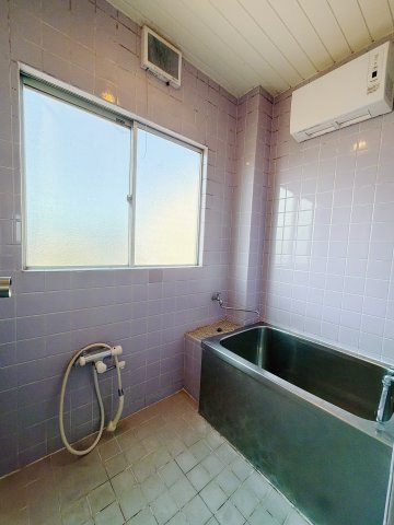 【中古戸建】前橋市南町3丁目の浴室|■浴室｜デザイン性に優れた浴室♪1日の疲れを癒す、ゆったりとしたバスタイムをぜひお過ごしください(*＾＾*)大きな窓付きで嬉しい♪