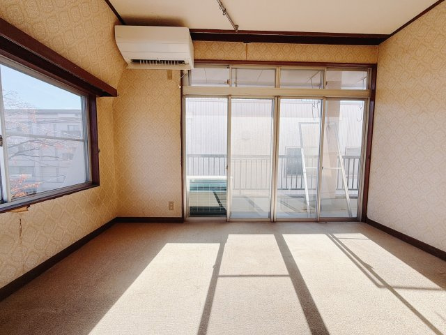 【中古戸建】前橋市南町3丁目の洋室|■3階洋室｜3階洋室には大きな窓をご用意しています。日中はあたたかな日差し差し込み自分時間も充実できますね＾＾