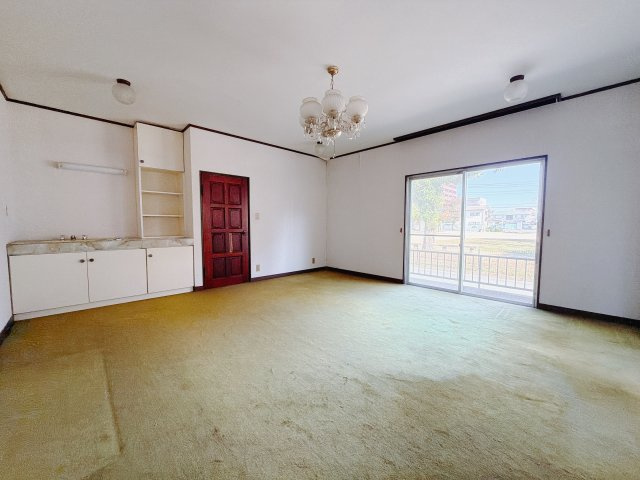 【中古戸建】前橋市南町3丁目の洋室|■1階洋室｜1階洋室には大きな窓がついている洋室です♪日中は日当たりもよくぽかぽか空間になっています＾＾