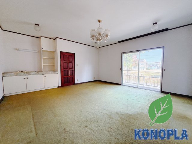 【中古戸建】前橋市南町3丁目のその他|■1階洋室｜1階洋室には大きな窓がついている洋室です♪日中は日当たりもよくぽかぽか空間になっています＾＾