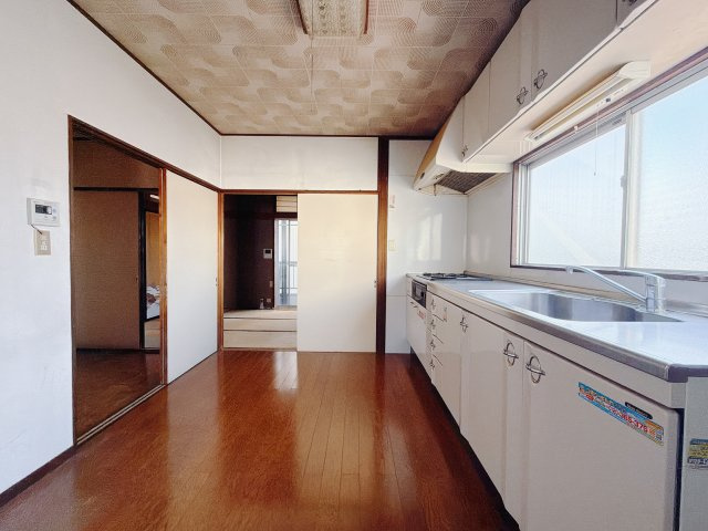 【中古戸建】前橋市南町3丁目の居間・リビング|■キッチン｜ワークトップの幅が広く、お子様といっしょにお料理をつくったり、ちょっとしたパーティーも楽しめます。フラットなのでお掃除がしやすいのもポイントです♪