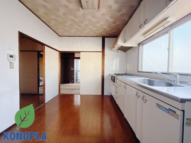 【中古戸建】前橋市南町3丁目のキッチン|■キッチン｜ワークトップの幅が広く、お子様といっしょにお料理をつくったり、ちょっとしたパーティーも楽しめます。フラットなのでお掃除がしやすいのもポイントです♪