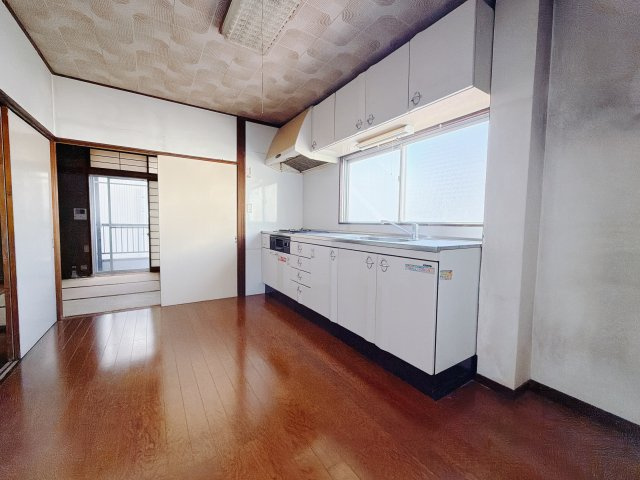 【中古戸建】前橋市南町3丁目のキッチン|■キッチン｜ご家族や友人と一緒に味わうお料理ですから、作業中も会話を楽しみたいですよね♪