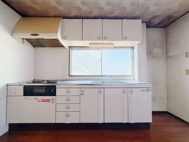 【中古戸建】前橋市南町3丁目のキッチン|■キッチン｜大きなお鍋や調理用具のも出し入れラクラクな収納がたっぷり！毎日使う場所だからこそ、無理のない姿勢で作業できるのは嬉しいポイントですね(*＾＾*)♪