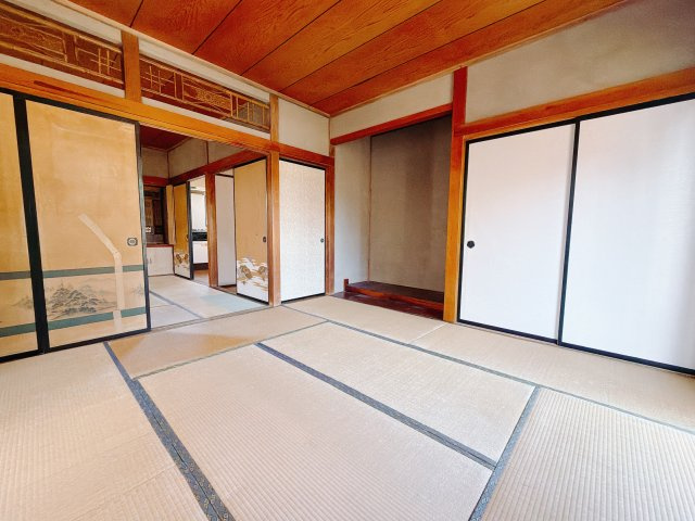 【中古戸建】前橋市南町3丁目の和室|■2階和室｜リビングと繋がっている和室は、お子様の様子を見守りながらお洗濯物を畳んだり、家事の合間のちょっとした休憩やのんびりお昼寝にも♪セカンドリビングとしてもお使いいただけます。