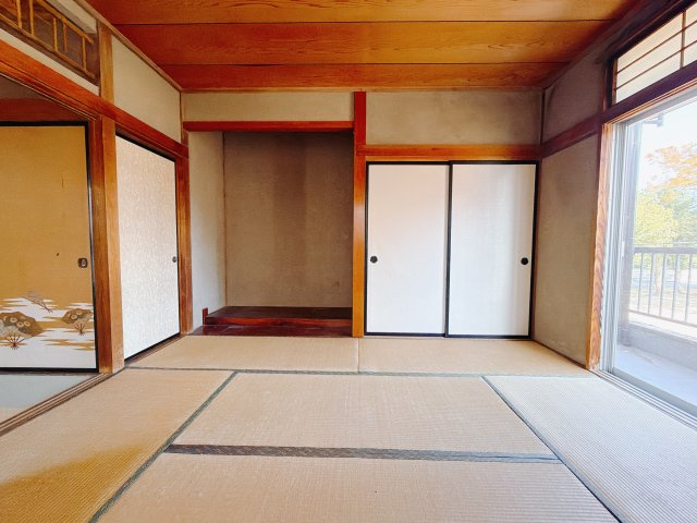 【中古戸建】前橋市南町3丁目の和室|■2階和室｜意外と場所をとるアイロンがけや、お洗濯物を畳むときにも広々と使うことができ、ちょっと一休みしたいとき、すぐに横になれるのも魅力です♪