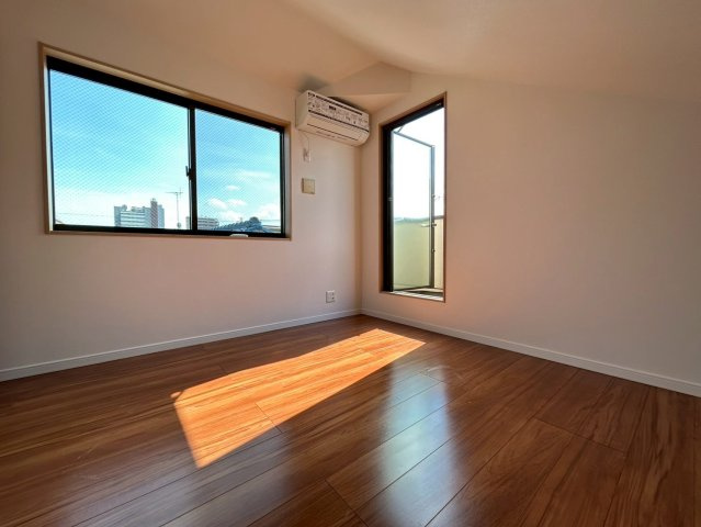 杉並区高円寺南3丁目　中古戸建の洋室|大きな窓からたっぷりと陽光が注がれる明るい居室。一日の疲れを癒し、時を忘れて過ごせる空間です！



ご内見希望・資料請求などお気軽にお問い合わせ下さい！
03-5990-5201
