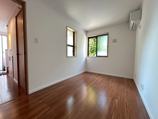 杉並区高円寺南3丁目　中古戸建の洋室|木目調で落ち着いた雰囲気の内装は、どんなインテリアにも合わせやすいデザイン。



ご内見希望・資料請求などお気軽にお問い合わせ下さい！
03-5990-5201
