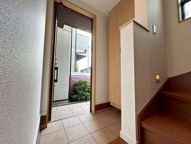 杉並区高円寺南3丁目　中古戸建の玄関|玄関横にはシューズボックスがついているため、片付いた玄関がキープできます！



ご内見希望・資料請求などお気軽にお問い合わせ下さい！
03-5990-5201
