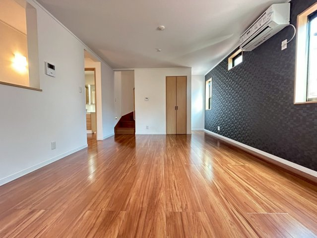 杉並区高円寺南3丁目　中古戸建の居間・リビング|ご家族が自然と集まり会話が弾む、笑顔を育む明るい居住空間です。

ご内見希望・資料請求などお気軽にお問い合わせ下さい！
03-5990-5201