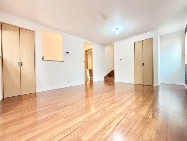 杉並区高円寺南3丁目　中古戸建の居間・リビング|のびやかに広がるリビングは、一年を通して爽やかな光と風に癒される家族のなごみ空間。

ご内見希望・資料請求などお気軽にお問い合わせ下さい！
03-5990-5201
