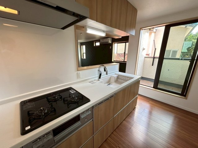 杉並区高円寺南3丁目　中古戸建のキッチン|嬉しい対面式キッチンです。家事をしながらリビングにいるご家族とのおしゃべりも楽しめます！

ご内見希望・資料請求などお気軽にお問い合わせ下さい！
03-5990-5201
